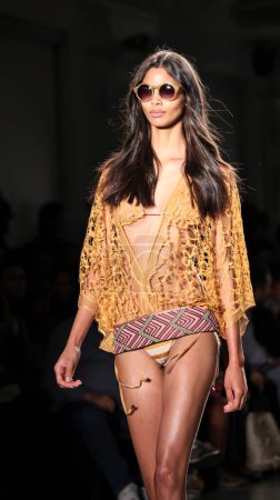 Foto de Modelo afroamericano en Custo Barcelona Fashion Show, Semana de la Moda de Nueva York - Imagen libre de derechos