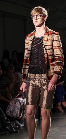 Foto de Caucásico guapo modelo hombre caminando en el podio. Custo Barcelona Fashion Show, Semana de la Moda de Nueva York Primavera Verano 2016 - Imagen libre de derechos