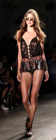 Téléchargez les photos : Custo Barcelona show, New York Fashion Week Printemps Été 2016. brune femme sur le podium montrant nouvelle collection de vêtements - en image libre de droit