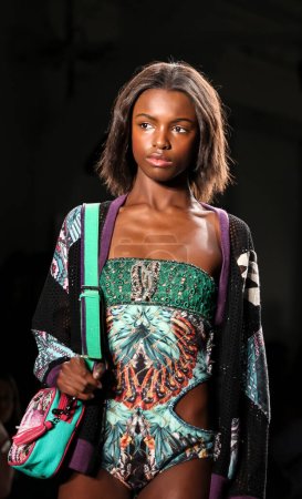 Foto de Modelo afroamericano caminando en el podio. Custo Barcelona show, Semana de la Moda de Nueva York Primavera Verano 2016. pasarela modelo - Imagen libre de derechos