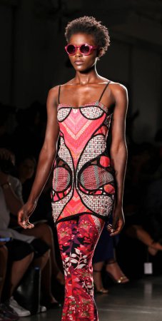 Téléchargez les photos : Modèle afro-américain au défilé de mode de Custo Barcelone, New York Fashion Week - en image libre de droit
