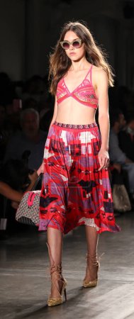 Foto de Primavera Verano 2016, Custo Barcelona Fashion show y modelo ambulante, Semana de la Moda de Nueva York - Imagen libre de derechos