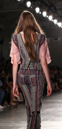 Foto de Custo Barcelona show, New York Fashion Week Primavera Verano 2016. mujer morena en el podio mostrando nueva colección de ropa - Imagen libre de derechos