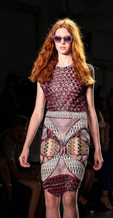 Foto de Modelo de pelo de jengibre en Custo Barcelona show, Nueva York Semana de la Moda Primavera Verano 2016. modelo pasarela - Imagen libre de derechos