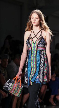 Foto de Custo Barcelona show, New York Fashion Week Primavera Verano 2016. mujer morena en el podio mostrando nueva colección de ropa - Imagen libre de derechos