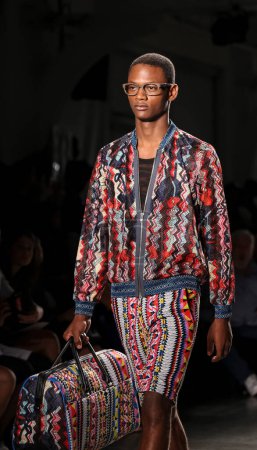 Téléchargez les photos : Homme modèle afro-américain marchant sur le podium. Défilé Custo Barcelona, New York Fashion Week Printemps Eté 2016 - en image libre de droit