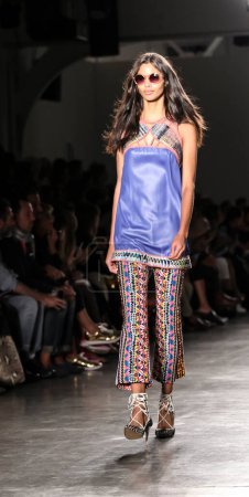 Téléchargez les photos : Mannequin marchant sur podium. Custo Barcelona Fashion company, New York Fashion Week Printemps Été 2016 - en image libre de droit