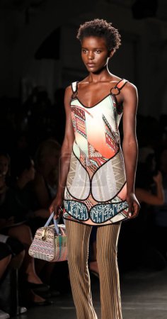 Téléchargez les photos : Modèle afro-américain au défilé de mode de Custo Barcelone, New York Fashion Week - en image libre de droit