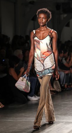 Téléchargez les photos : Modèle afro-américain marchant sur le podium. Défilé Custo Barcelone, New York Fashion Week Printemps Été 2016. défilé modèle - en image libre de droit