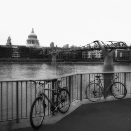 Téléchargez les photos : Photo noir et blanc d'un vélo sur la rivière en arrière-plan - en image libre de droit