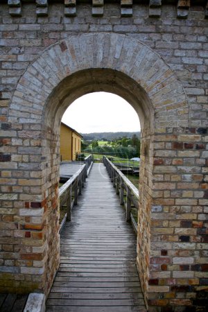 Foto de Viejo puente de madera y arco del castillo - Imagen libre de derechos