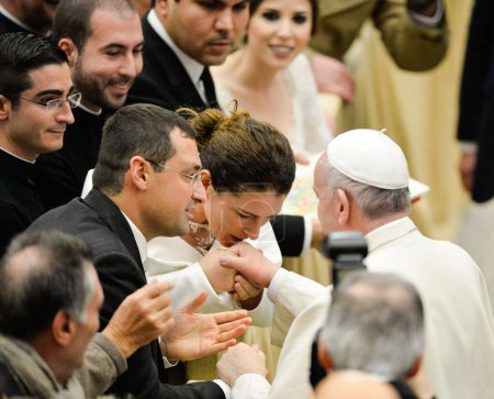 Téléchargez les photos : Le Pape François arrive pour son audience générale hebdomadaire - en image libre de droit
