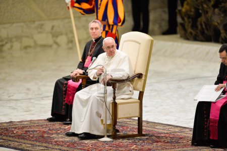Foto de El Papa Francisco llega para su audiencia general semanal - Imagen libre de derechos