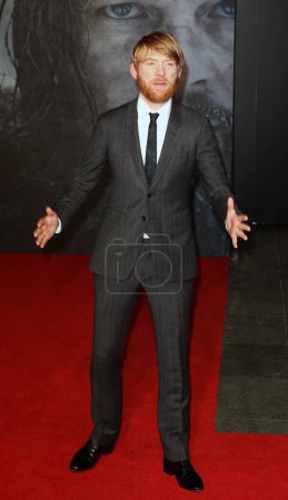Téléchargez les photos : Royaume-Uni, Londres : Domhnall Gleeson arrive sur le tapis rouge à Leicester Square à Londres le 14 janvier 2016 pour la première au Royaume-Uni du film nominé aux Oscars d'Alejandro Gonzalez Inarritu avec Leonardo DiCaprio. - en image libre de droit