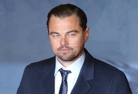 Téléchargez les photos : Royaume-Uni, Londres : Leonardo DiCaprio arrive sur le tapis rouge à Leicester Square à Londres le 14 janvier 2016 pour la première au Royaume-Uni du film d'Alejandro Gonzalez Inarritu nominé aux Oscars avec DiCaprio. - en image libre de droit