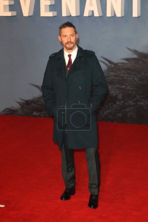 Téléchargez les photos : Royaume-Uni, Londres : Tom Hardy arrive sur le tapis rouge à Leicester Square à Londres le 14 janvier 2016 pour la première au Royaume-Uni du film nominé aux Oscars d'Alejandro Gonzalez Inarritu avec Leonardo DiCaprio. - en image libre de droit