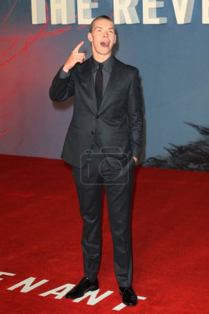 Téléchargez les photos : Royaume-Uni, Londres : Will Poulter arrive sur le tapis rouge à Leicester Square à Londres le 14 janvier 2016 pour la première au Royaume-Uni du film nominé aux Oscars d'Alejandro Gonzalez Inarritu avec Leonardo DiCaprio. - en image libre de droit