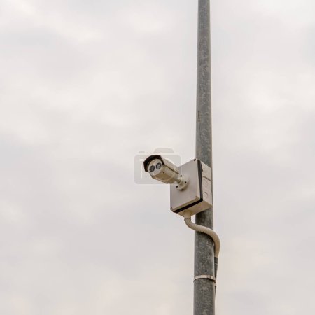 Téléchargez les photos : Caméra en circuit fermé pour la surveillance de sécurité - en image libre de droit