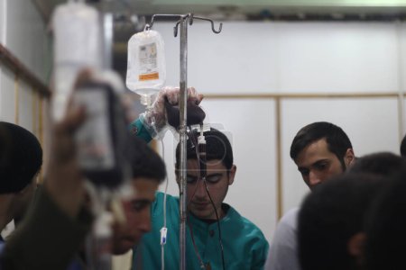 Foto de Médicos proporcionan primeros auxilios al hombre en el hospital - Imagen libre de derechos