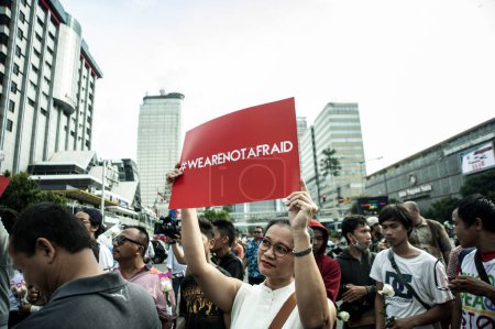 Téléchargez les photos : INDONESIA, Jakarta: Indonesian activists shout slogans in front of the site of a bombing a day before, in Jakarta, Indonesia, on January 15, 2016. - en image libre de droit