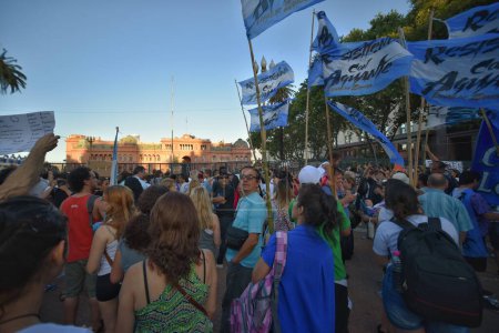 Foto de ARGENTINA, Buenos Aires: Niños sostienen pancartas mientras manifestantes se reúnen en la Plaza de Mayo de la capital argentina para exigir al nuevo gobierno que respete el estado de derecho y la libertad de expresión el 15 de enero de 2016. - Imagen libre de derechos