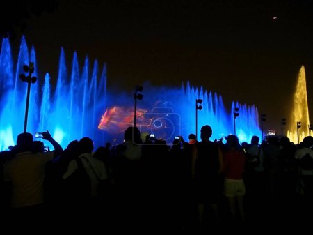 Téléchargez les photos : PÉROU, Lima : Des dizaines de personnes assistent à un spectacle de lumière et d'eau devant le plus grand mur d'eau du monde qui vient d'être inauguré dans le parc de la Réserve, Lima, Pérou, le 15 janvier 2016 - en image libre de droit