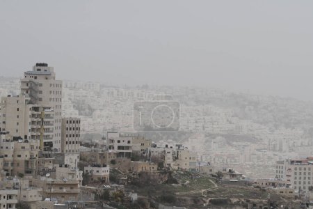Téléchargez les photos : WEST BANK, Bethlehem: A general view of the Palestinian city of Bethlehem, as a sandstorm hits Israel and West Bank, causing air pollution, on January 19, 2016. - en image libre de droit