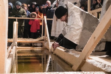 Téléchargez les photos : RUSSIA, Moscow: A priest blesses the water on January 19, 2016 in Moscow, as part of Epiphany ceremonies. - en image libre de droit