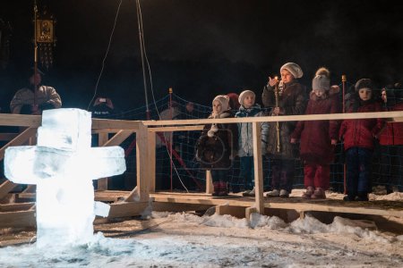 Téléchargez les photos : RUSSIA, Moscow: Children stand and watch Epiphany ceremonies on January 19, 2016 in Moscow, Russia. - en image libre de droit