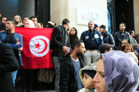Foto de TUNISIA, Túnez: Los tunecinos gritan consignas frente a la sede de la Gobernación de Túnez, en Habib Bourguiba, durante una manifestación antigubernamental el 20 de enero de 2016 - Imagen libre de derechos