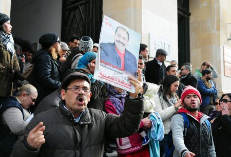 Téléchargez les photos : TUNISIE, Tunis : Des Tunisiens crient des slogans devant le siège du gouvernorat de Tunis, sur Habib Bourguiba, lors d'une manifestation anti-gouvernementale le 20 janvier 2016 - en image libre de droit