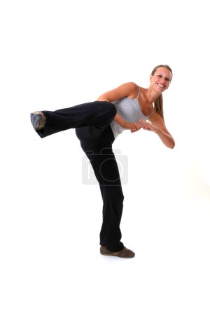 Téléchargez les photos : Jeune femme faisant de l'aérobic sur fond blanc - en image libre de droit