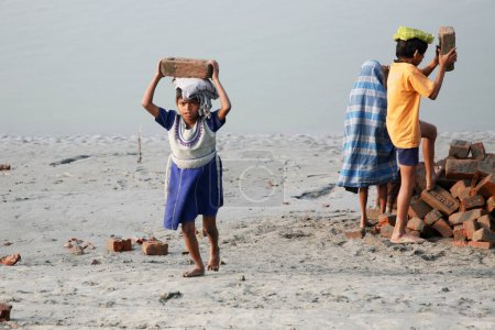 Téléchargez les photos : Travailleurs enfants en Inde - en image libre de droit