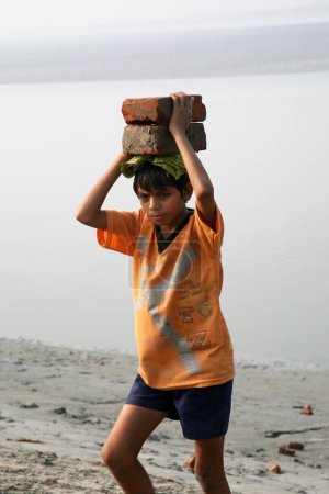 Téléchargez les photos : Enfant travailleur en Inde - en image libre de droit