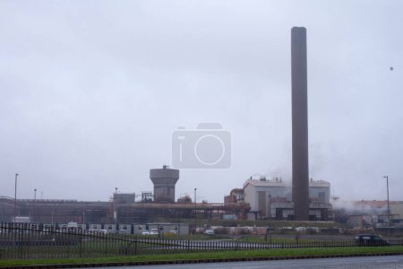 Foto de WALES, Port Talbot: La fábrica de Tata Steel en Port Talbot, Gales, fotografiada aquí el 22 de enero de 2016, se prepara para recortar 750 puestos de trabajo de los 1.050 puestos totales que se perderán en el mayor productor de acero del Reino Unido. - Imagen libre de derechos