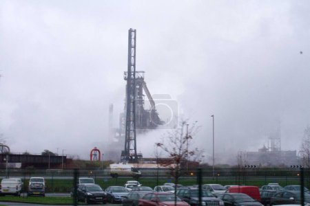 Foto de WALES, Port Talbot: La fábrica de Tata Steel en Port Talbot, Gales, fotografiada aquí el 22 de enero de 2016, se prepara para recortar 750 puestos de trabajo de los 1.050 puestos totales que se perderán en el mayor productor de acero del Reino Unido. - Imagen libre de derechos