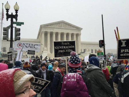 Foto de SA, Washington DC: Una multitud de varios miles de personas se dirigen hacia la Corte Suprema de los Estados Unidos durante la Marcha Antiaborto por la Vida en Washington DC el 22 de enero de 2016. La Marcha por la Vida anual se celebra el 22 de enero - Imagen libre de derechos