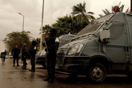 Téléchargez les photos : EGYPTE, Caire : Un membre des forces de sécurité veille au Caire, le 25 janvier 2016, à l'occasion du 5e anniversaire des soulèvements de 2011. - en image libre de droit