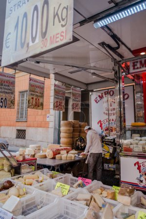 Foto de Vendedor de queso en calle de la ciudad - Imagen libre de derechos
