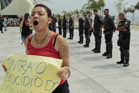 Foto de BRAZIL, Rio de Janeiro: A protester demonstrates against the genocide of black youths by police in front of the city's Museum of Tomorrow in Rio de Janeiro, Brazil on January 28, 2016. - Imagen libre de derechos