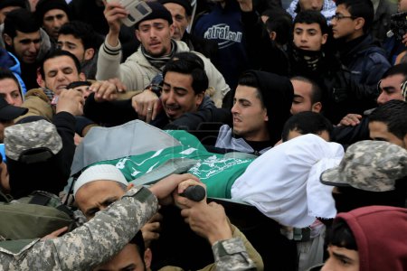 Téléchargez les photos : GAZA STRIP, Gaza : Des personnes en deuil portent les corps de l'un des sept hommes armés palestiniens du Hamas tués lors de l'effondrement d'un tunnel près de la frontière orientale de la bande de Gaza avec Israël lors de leurs funérailles à Gaza, le 29 janvier 2016 - en image libre de droit