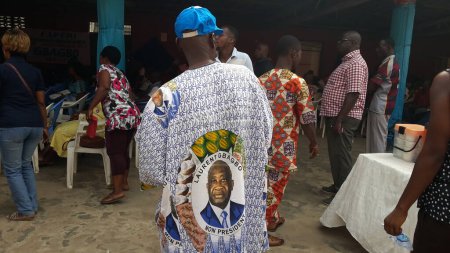 Téléchargez les photos : Côte d'Ivoire, Abidjan : Des partisans de l'ancien président ivoirien Laurent Gbagbo assistent à une émission en direct de son procès devant la Cour pénale internationale (CPI) à La Haye, le 29 janvier 2016 dans le district de Yopougon - en image libre de droit