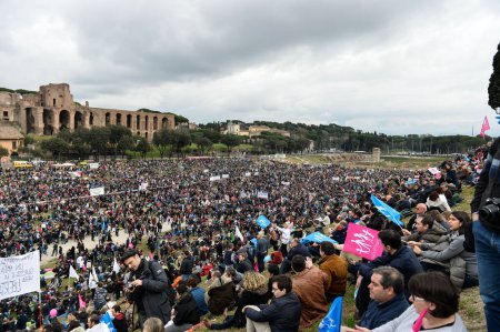 Foto de ROMA - ITALIA - PROTEST - SME-SEX UNION - PROTEST - LGBT. ITALIA, Roma: Miles de italianos se reúnen en el Circo Máximo de Roma el 30 de enero de 2016 para protestar contra un proyecto de ley de uniones civiles para parejas del mismo sexo. - Imagen libre de derechos