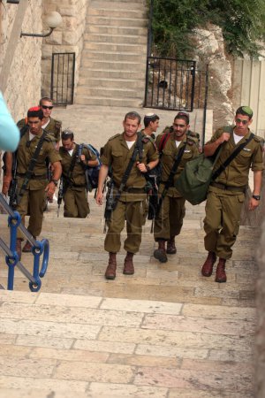 Téléchargez les photos : Membres de la police des frontières israélienne dans la vieille ville de Jérusalem - en image libre de droit