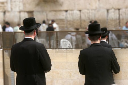 Téléchargez les photos : Des hommes juifs prient sur le mur occidental de Jérusalem - en image libre de droit