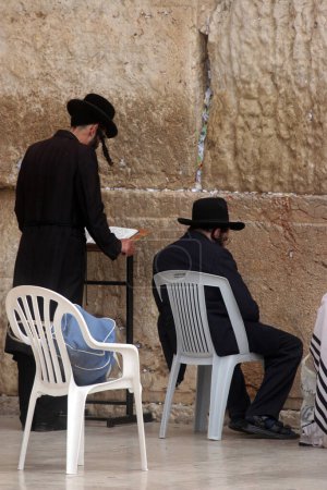 Téléchargez les photos : Des hommes juifs prient sur le mur occidental de Jérusalem - en image libre de droit