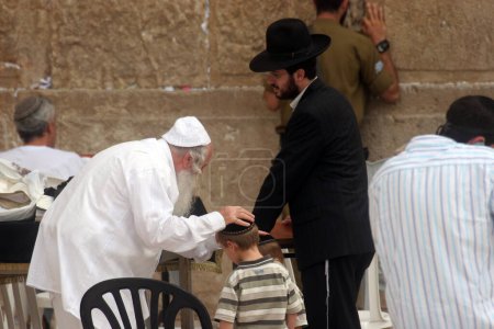 Téléchargez les photos : Jewish men pray at the western wall in Jerusalem - en image libre de droit