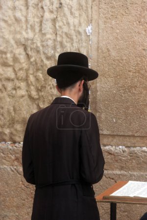 Téléchargez les photos : L'homme juif prie sur le mur occidental de Jérusalem - en image libre de droit