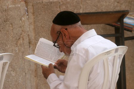 Téléchargez les photos : Homme juif priant sur le mur occidental à Jérusalem - en image libre de droit