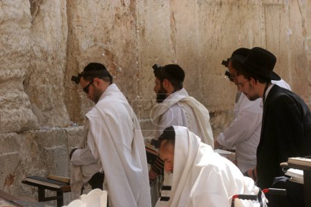 Téléchargez les photos : Jewish men pray at the western wall in Jerusalem - en image libre de droit